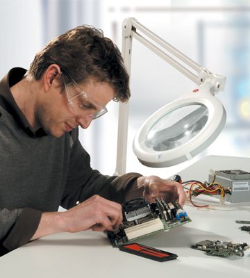 Daylight U25080 LED UltraSlim Magnifying Lamp XR In Use Male Electronics Assembly Rework Image